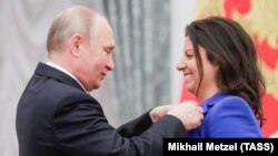 Президент России Владимир Путин и главный редактор телеканала RT и МИА "Россия сегодня" Маргарита Симоньян, награжденная орденом Александра Невского, Кремль, Москва, 23 мая 2019 года 