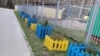 Заборчики, цвет которых не понравился местной жительнице 