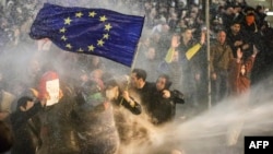 Разгон митинга у здания парламента Грузии