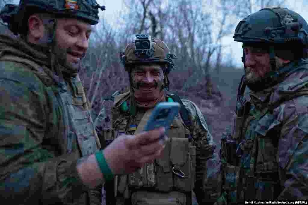 Поки дозволяє ситуація, Сергій показує відео з телефону, як згоріла його машина. «Музика грала до останнього», – говорить він. Один із військових зазначає, що стопи теж горять, всі дружно сміються. Авто згоріло від замкнутої проводки
