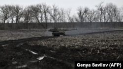 Українські військовослужбовці готують до бою танк Challenger 2 у невстановленому місці поблизу лінії фронту в Запорізькій області, 12 лютого 2024 року