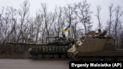 Українські військовослужбовці біля Бахмуту на Донеччині, 8 березня 2023 року