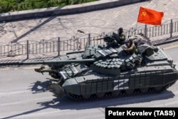 Російський танк в окупованому Маріуполі, квітень 2022 року