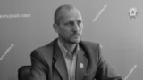 Олег Попов, 1972-2023.<br />
<br />
Попов родился в Луганской области Украины. Владел бизнесом по производству трикотажных изделий. Примкнув к поддерживаемым Россией сепаратистам, он стал де-факто депутатом &laquo;парламента&raquo; квазигосударственного образования на контролируемой сепаратистами территории Луганской области.<br />
<br />
В сентябре 2022 года в Сети появилась информация о его &laquo;смерти&raquo;. Это был фейк. Позже сепаратистские власти заявили, что намеренно распространили новость, чтобы раскрыть заговор с целью убийства. В декабре 2023 года Попов был <a href="https://d3dcrg0y4fev11.cloudfront.net/a/v-luganske-vzorvan-avtomobilj-deputata-lnr-olega-popova/32717923.html" target="_blank">убит </a>в Луганске. По <a href="https://www.pravda.com.ua/eng/news/2023/12/6/7431918/" target="_blank">сообщениям</a>, спрятанное в его машине взрывное устройство привела в действие группа украинских спецназовцев<br />
&nbsp;