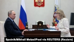 Російський президент Володимир Путін і уповноважена при президенті Росії з прав дитини Марія Львова-Бєлова, Москва, Росія, 16 лютого 2023 року