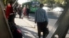 Illýustrasiýa suraty. Awtobus duralgasynda garaşýan adamlar. Noýabr, 2020 ý. Aşgabat.