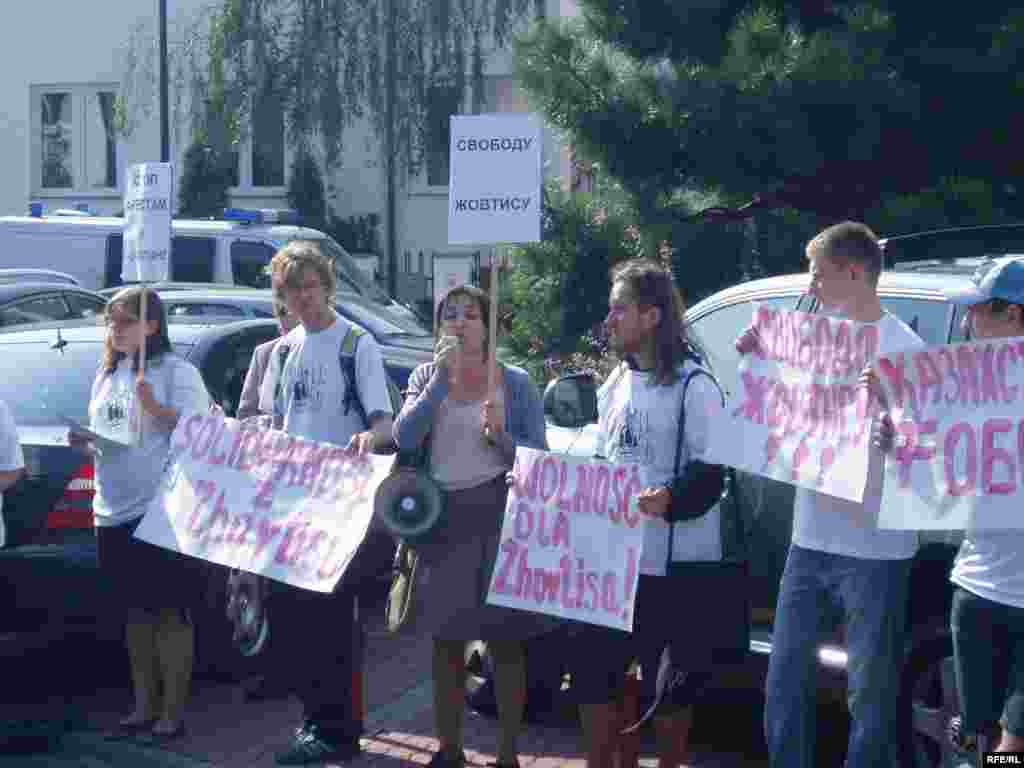 Акция в поддержку Жовтиса в Варшаве. - Активисты гражданского общества Польши во главе с Балли Мажец проводят акцию протеста у здания казахстанского посольства. Варшава, 15 сентября 2009 года.