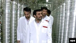 محمود احمدی‌نژاد در تاسیسات غنی‌سازی نطنز