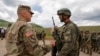 Kosovski general-pukovnik Baškim Jašari (desno) i američki general-major Džon Filips prilikom potpisivanja sporazuma CISMOA, Priština, 13. maja 2025.