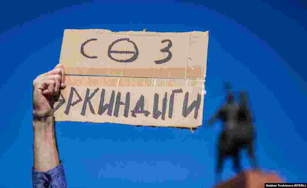 “Эркин Европа/Азаттык” радиосунун президенти Жейми Флай кыргыз бийлигин “Азаттык” радиосунун журналисттерин жана кеңсесин бутага алгандардын кыймыл-аракетин иликтөөгө үндөдү.