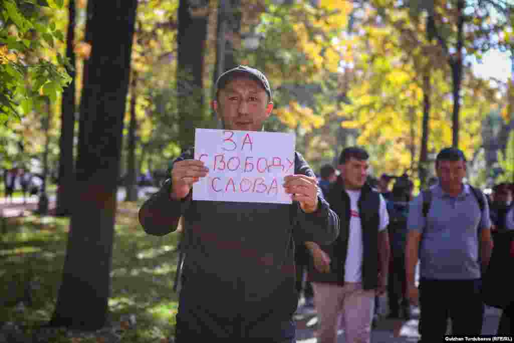 Жүрүштүн катышуучулары Темир жол вокзалынын алдына чогулуп, Эркиндик бульвары менен Ала-Тоо аянтына чейин жөө барышты. 
