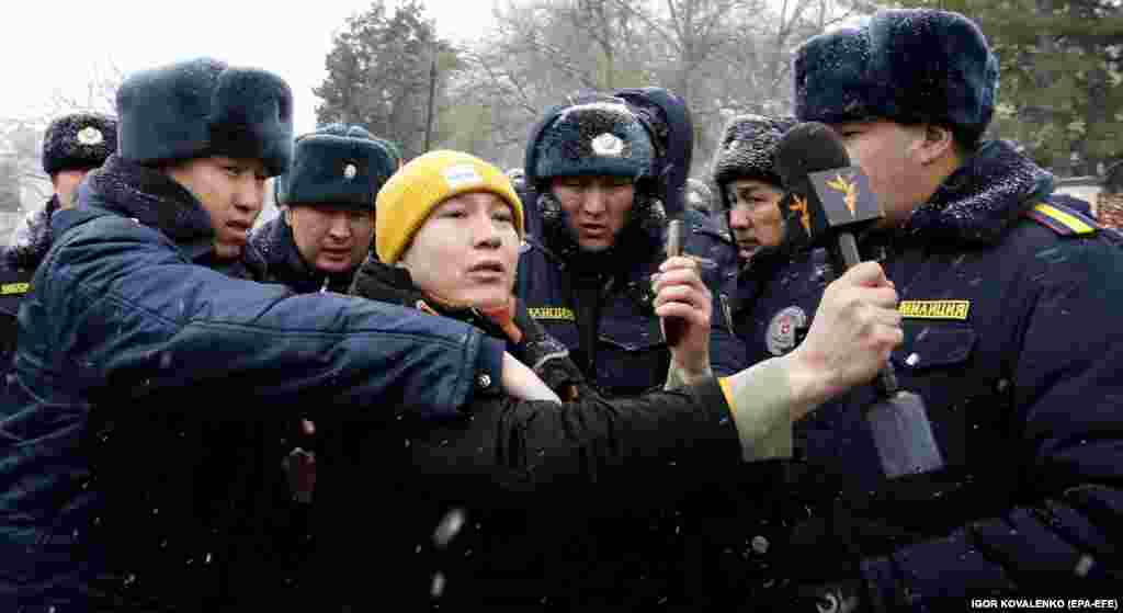 10-январь. Бул күнү ИИМдин алдына Кемпир-Абад иши боюнча камакта жаткандардын жакындары, тарапташтарынан турган жүздөй киши нааразылык билдирип чогулган. Алар абактагыларды үй камагына чыгарууну, тергөөнү бейтарап жүргүзүүнү жана мыйзамдардын сакталышын талап кылган. Митингдин жүрүшүндө 27 адам кармалганы кабарланган. Сүрөттө: акцияны чагылдырып жүргөн “Азаттыктын” журналисти Бакыт Төрөгелдини милиция кызматкерлери кармап кетүүгө аракет кылып жаткан учур. 