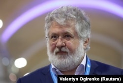 Мільярдер Ігор Коломойський розмовляє з журналістами на конференції Ялтинська європейська стратегія (YES) у Києві, 13 вересня 2019 року