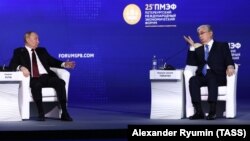 Казахстанан президент Токаев Касым-Жомарт (аьтту агIор) а, Оьрсийчоьнан президент Путин Владимир а. Петербург, 2022-чу шеран Мангал-беттан 17-гIа де
