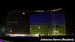Будівля Європейської комісії, підсвічена кольорами українського прапору, 24 лютого 2022 року