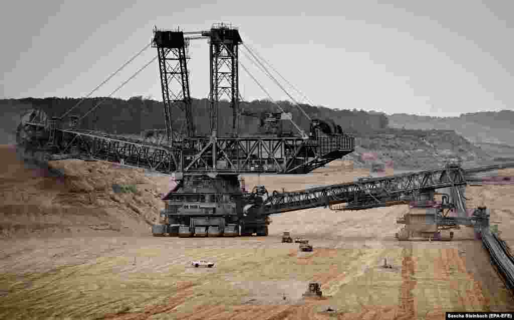 Екскаватор працює на шахті бурого вугілля Tagebau Hambach, 17 серпня 2022 року. Зараз у вугільній промисловості Німеччини спостерігається різке зростання продажу вугілля, оскільки споживачі готуються до зими, а рахунки за газ для домогосподарств зростають