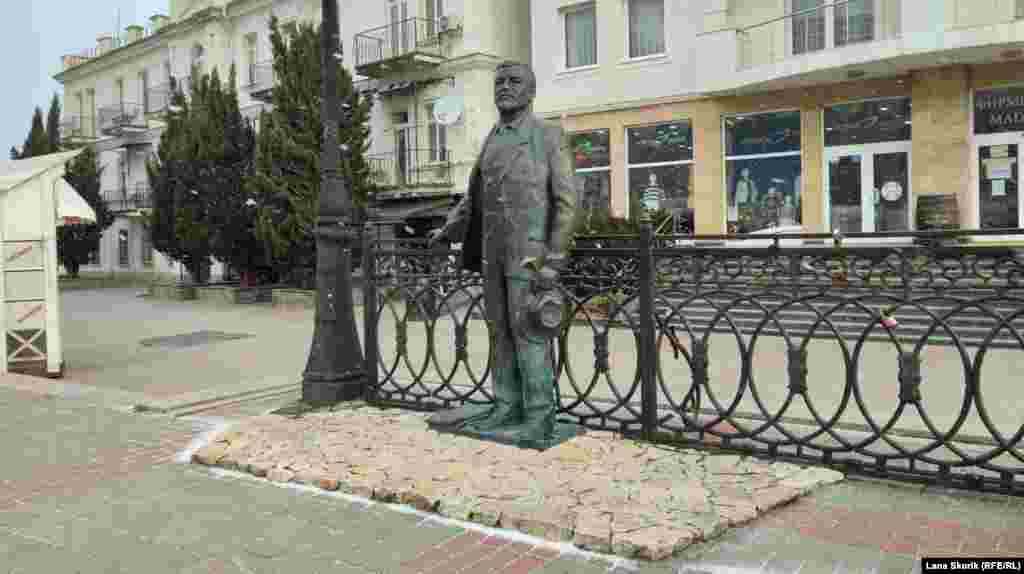 До п'єдесталу пам'ятника письменнику Олександру Купріну вітер намів трохи снігу
