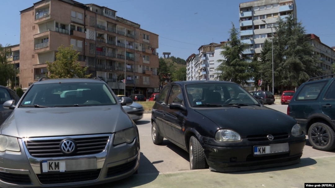 Automobili sa registarskim oznakama KM u Severnoj Mitrovici, septembar 2022.
