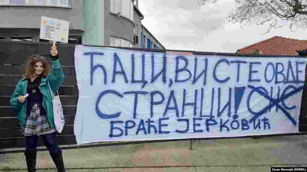 Jedan od transparenata na protestu. Studenti u blokadi na protestima koriste ime "ćaci" za studente koji se protive studentskim blokadama. Ime "ćaci" postalo je viralno na društvenim mrežama nakon što je u januaru ispred Jovine gimnazije u Novom Sadu osvanuo grafit na kom piše "Ćaci u školu".