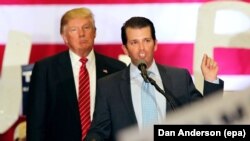 Дональд Трамп слухає промову свого сина Дональда Трампа-молодшого під час виборчої кампанії, березень 2016 року