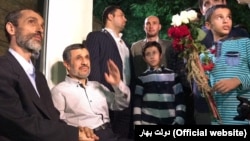 استقبال محمود احمدی‌نژاد از حمیدرضا بقایی هنگام آزادی از زندان در تیرماه امسال.