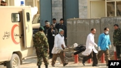 امدادگران در حال خارج کردن زخمی‌ها و کشته‌شده‌گان حملات امروز از وزارت دادگستری افغانستان 