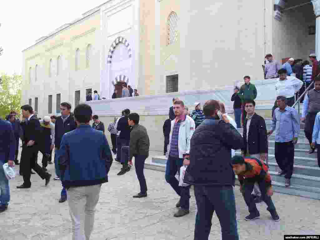 Aşgabat, Är-Togrul gazy metjidiniň işigi. 5-nji oktýabr, 2014.