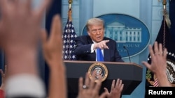 Донилд Трамп, раисҷумҳури Амрико зимни нишасти хабарӣ. 27-уми июн, 2025.