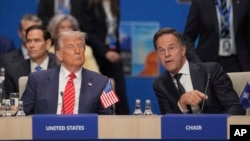АҚШ президенті Дональд Трамп және НАТО бас хатшысы Марк Рютте (оң жақта).