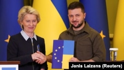 Президент України Володимир Зеленський і президентка Єврокомісії Урсула фон дер Ляєн, яка під час спільної пресконференції передала українському президенту опитувальник зі вступу України до Євросоюзу. Київ, 8 квітня 2022 року