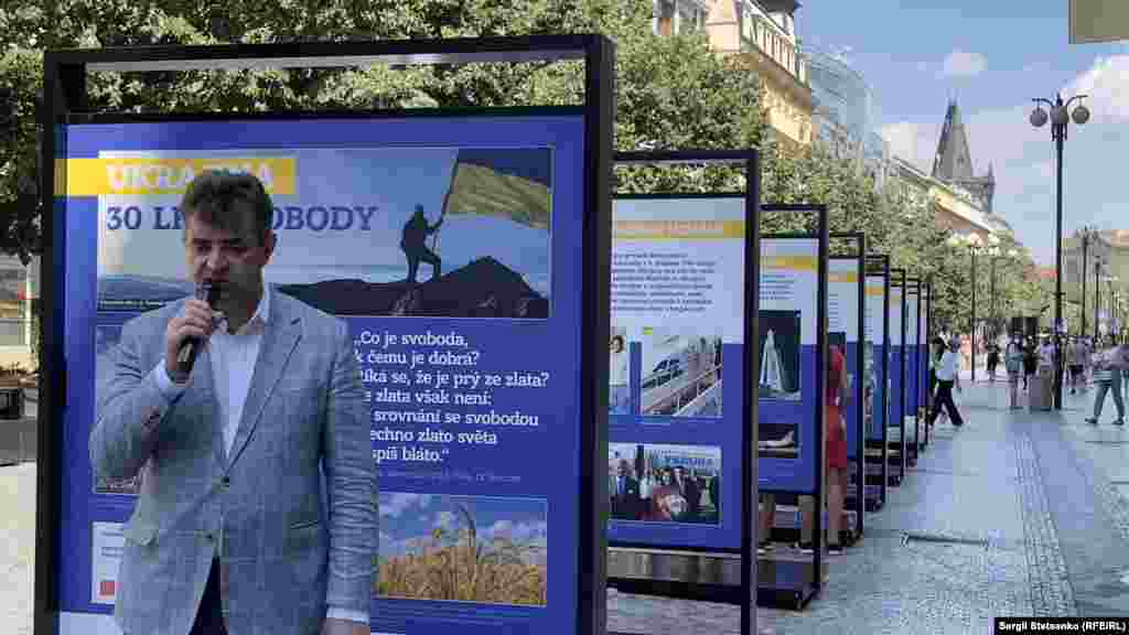 Виставка була створена посольством України в Чехії. Вона розташувалася на одній з центральних вулиць Праги і була організована за підтримки мера столиці Чехії Зденека Гржиба 