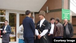 Но для того чтобы претендента признали носителем русского языка, он должен сдать экзамен специальной комиссии, в которую входят и преподаватели русского языка и литературы
