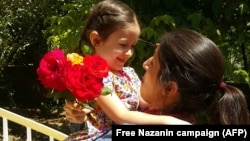 نازنین زاغری به همراه دخترش در مرخصی زندان در سال گذشته