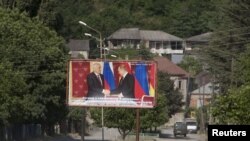 По неофициальной информации, указ о назначении нового главы администрации Ленингорского района Леонид Тибилов подписал еще на прошлой неделе