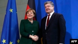 Петро Порошенко та канцлер Німеччини Анґела Меркель перед початком перемовин. Берлін, 30 січня 2017 року
