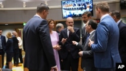 Ministrul francez de Externe, Jean-Noel Barrot (centru), discută cu omologii săi europeni la Bruxelles, la 23 iunie.