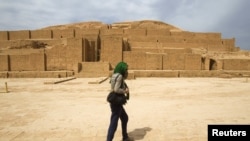 یک گردشگر خارجی در زیگورات چغاز زنبیل در استان خوزستان