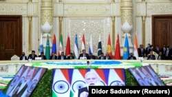 Participanții summitului de la Dușanbe vizionând discursul premierului indian Narendra Modi. 17 septembrie 2021