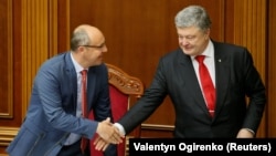 Президент України Петро Порошенко і спікер українського парламенту Андрій Парубій після голосування у Верховній Раді за закон «Про Вищий антикорупційний суд», 7 червня 2018 року