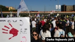 Protestna blokada saobraćajnica 1. juna 2025. Studenti u blokadi su najavili da će Serbia -- People block a highway bridge during a protest in Belgrade, Serbia, Sunday, June 1, 2025. (AP Photo/Darko Vojinovic)