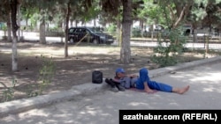 Житель Ашхабада спит на улице.