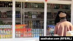  Прилавок с алкогольной продукцией. Иллюстративное фото.