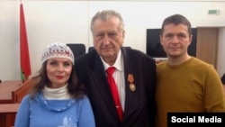 Аляксандар Лапіцкі (у цэнтры) у судзе разам з актывісткай Натальляй Басалыгай і праваабаронцам Алегам Воўчакам.