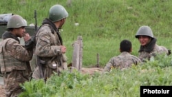 Армянские солдаты на боевом посту, 5 апреля 2016 г.