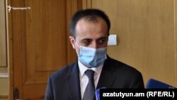 Министр здравоохранения Арсен Торосян в парламенте отвечает на вопросы журналистов, Ереван, 12 июня 2020 г.