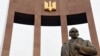 Поліція встановлює осіб, які облили фарбою пам’ятник Бандери