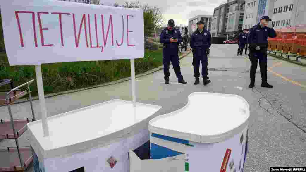Na skup je donesen štand na kom građani potpisuju peticiju kojom se traži zabrana rada Informera zbog kršenja novinarskog kodeksa i načina izveštavanja o demonstracijama studenata u blokadi u Srbiji.