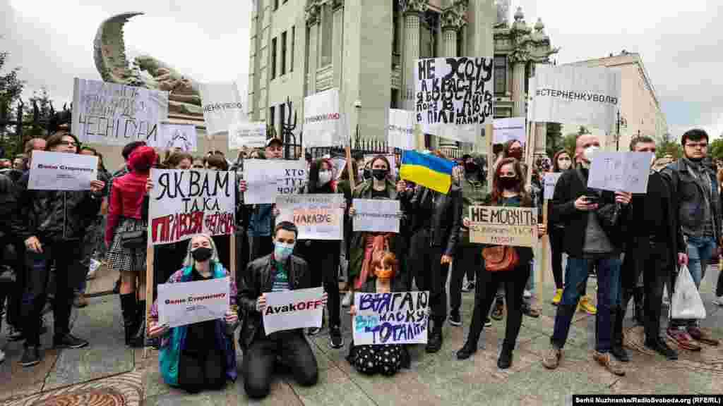 Декілька сотень людей влаштували ввечері неділі під Офісом президента акцію на підтримку активістів Сергія Стерненка і Руслана Демчука, визнаних судом першої інстанції винними у викраденні одеського депутата проросійської партії «Родіна» Сергія Щербича.