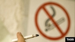 Russia -- Smoking ban sign, 25Jun2007
