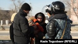 Патрульные проверяют прохожих. Город Жанаозен Мангистауской области, 19 декабря 2011 года. 